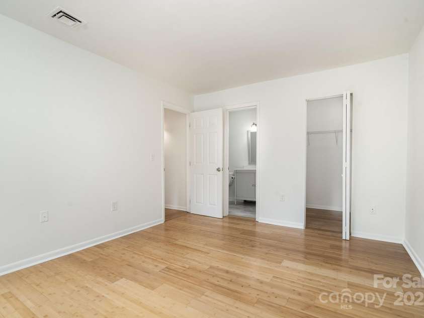 4900 Spring Lake Drive, Charlotte, NC 28212.  MLS# CAR4284345, YatesRealty ID 28468. 