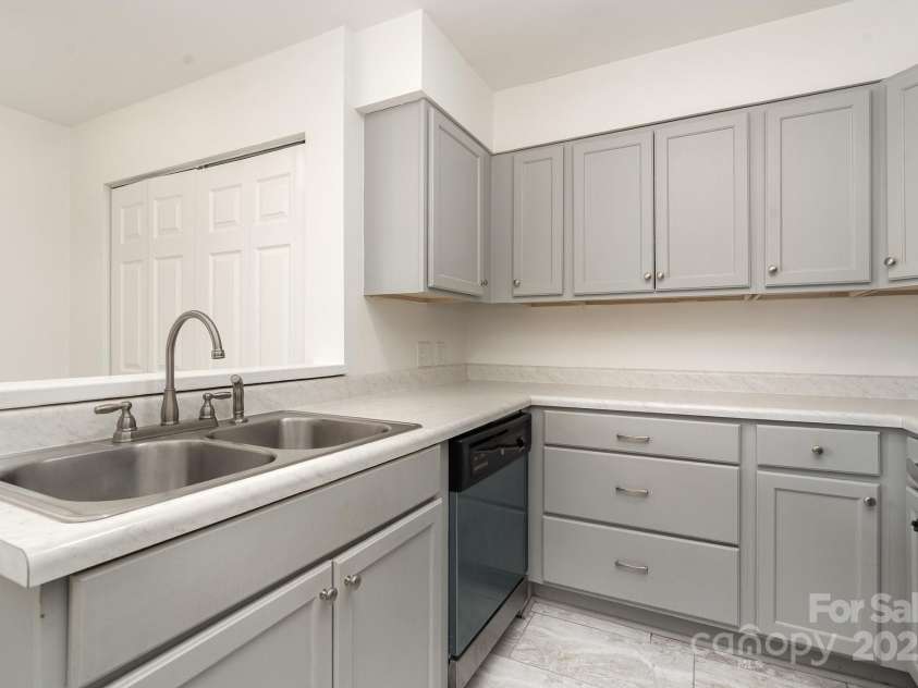 4900 Spring Lake Drive, Charlotte, NC 28212.  MLS# CAR4284345, YatesRealty ID 28468. Renovated Kitchen