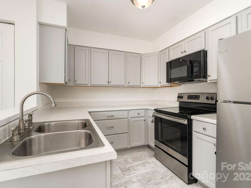 4900 Spring Lake Drive, Charlotte, NC 28212.  MLS# CAR4284345, YatesRealty ID 28468. Revonated Kitchen