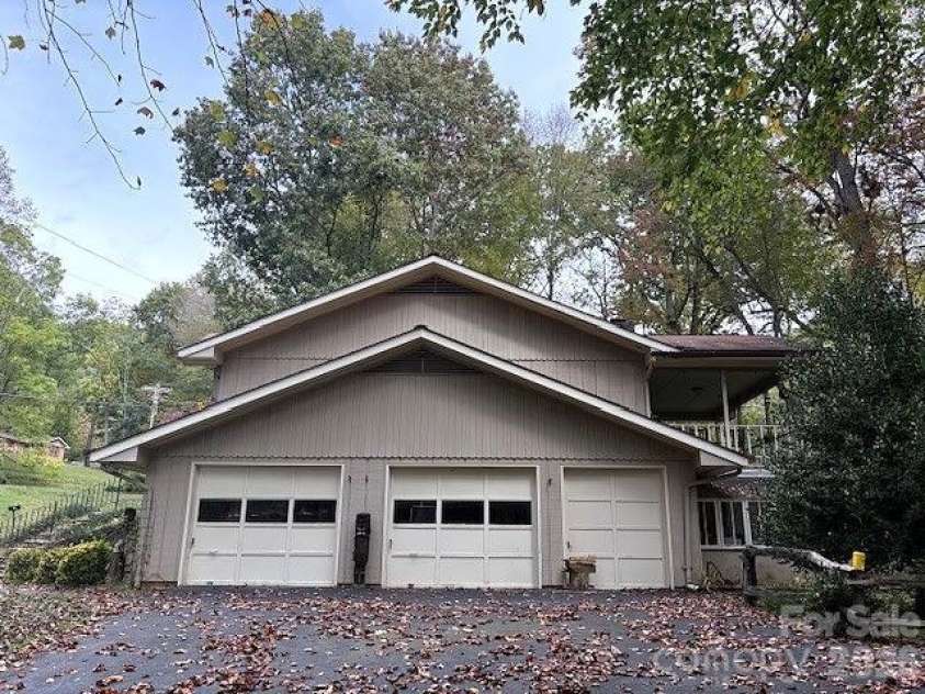 30 Brier Lane, Maggie Valley, NC 28751.  MLS# CAR4320298, YatesRealty ID 2847. Double garages & golf cart storage