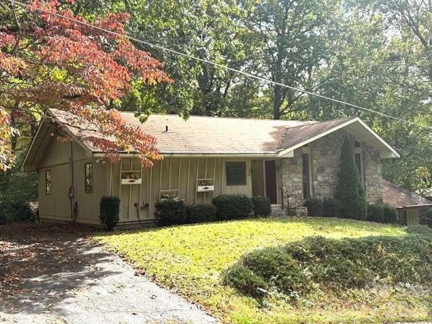 30 Brier Lane, Maggie Valley, NC 28751.  MLS# CAR4320298, YatesRealty ID 2847. Driveway/parking on upper left side