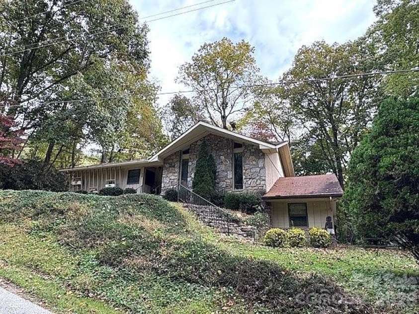 30 Brier Lane, Maggie Valley, NC 28751.  MLS# CAR4320298, YatesRealty ID 2847. Front entry; from right side