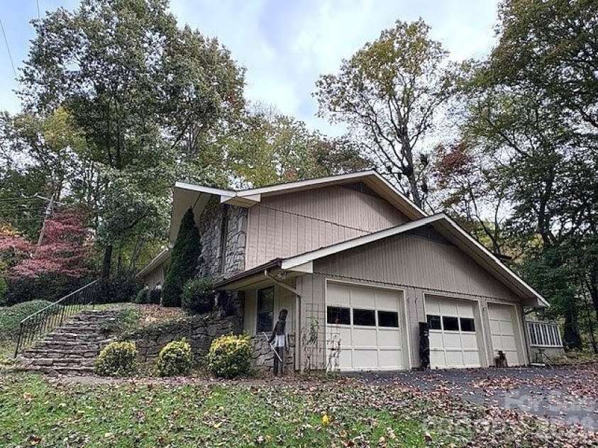 30 Brier Lane, Maggie Valley, NC 28751.  MLS# CAR4320298, YatesRealty ID 2847. Right side; lower level