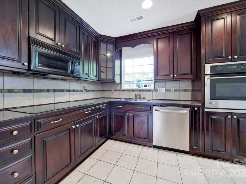 9800 Ashley Farm Drive, Matthews, NC 28105.  MLS# CAR4273252, YatesRealty ID 28472. 
