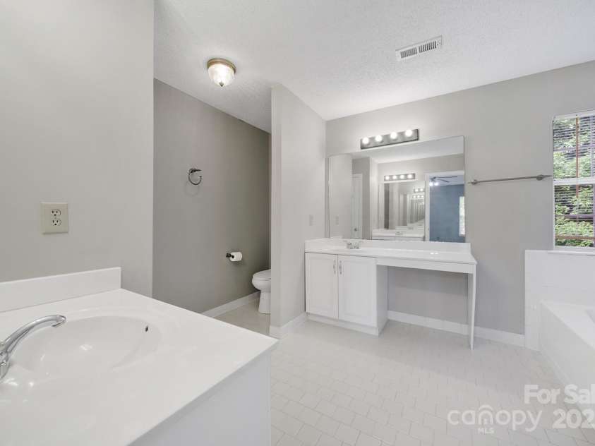 9800 Ashley Farm Drive, Matthews, NC 28105.  MLS# CAR4273252, YatesRealty ID 28472. 