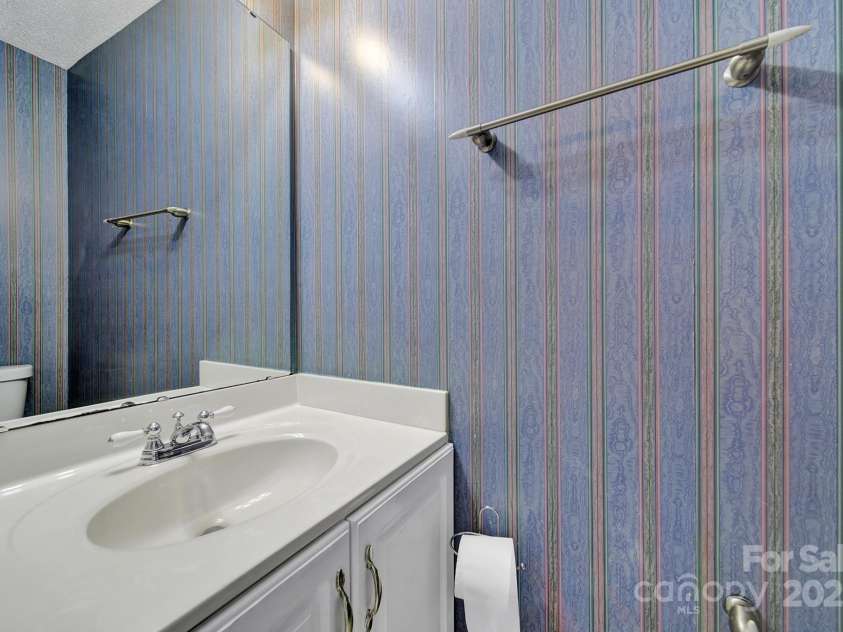 9800 Ashley Farm Drive, Matthews, NC 28105.  MLS# CAR4273252, YatesRealty ID 28472. 