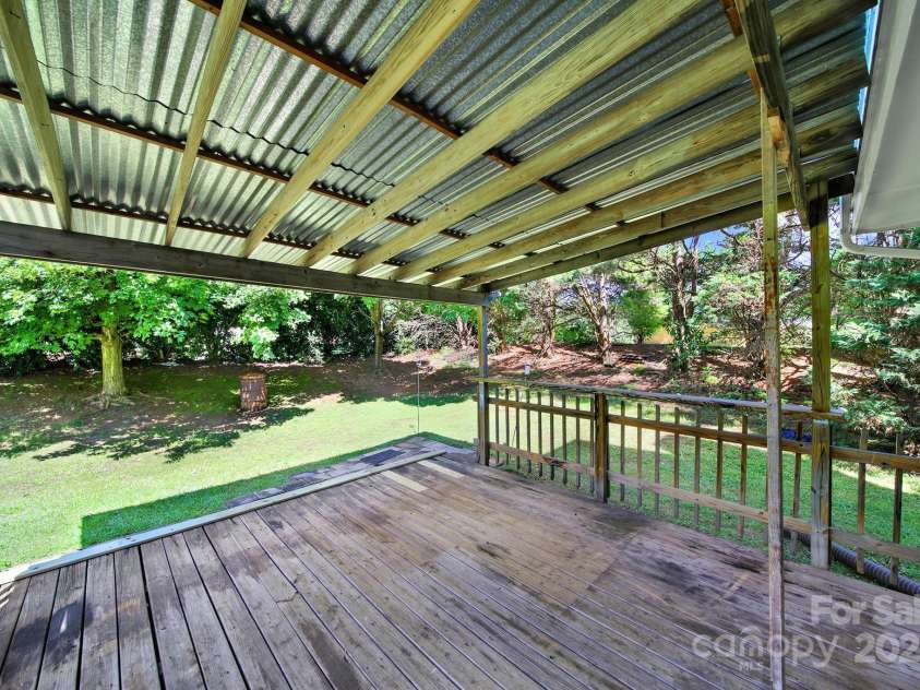 9800 Ashley Farm Drive, Matthews, NC 28105.  MLS# CAR4273252, YatesRealty ID 28472. 