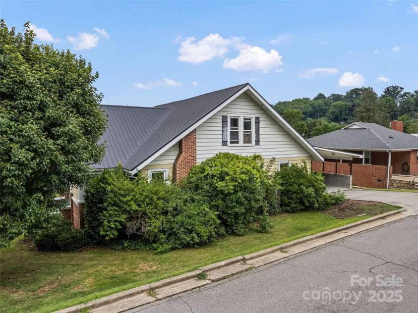 173 Wesley Street, Canton, NC 28716.  MLS# CAR4284970, YatesRealty ID 28474. 