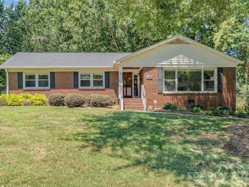 4712 Lamont Drive, Charlotte, NC 28210.  MLS# CAR4277423, YatesRealty ID 28475. 