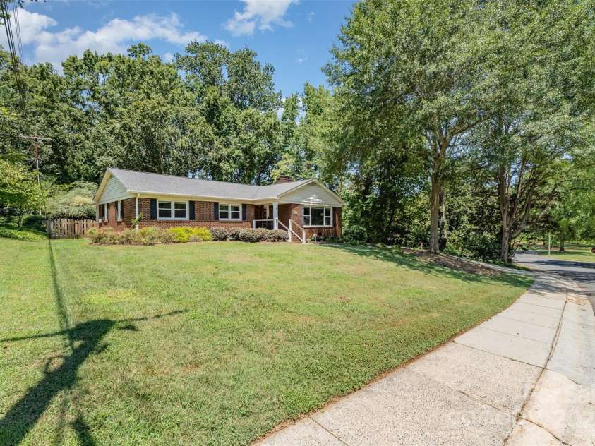 4712 Lamont Drive, Charlotte, NC 28210.  MLS# CAR4277423, YatesRealty ID 28475. 