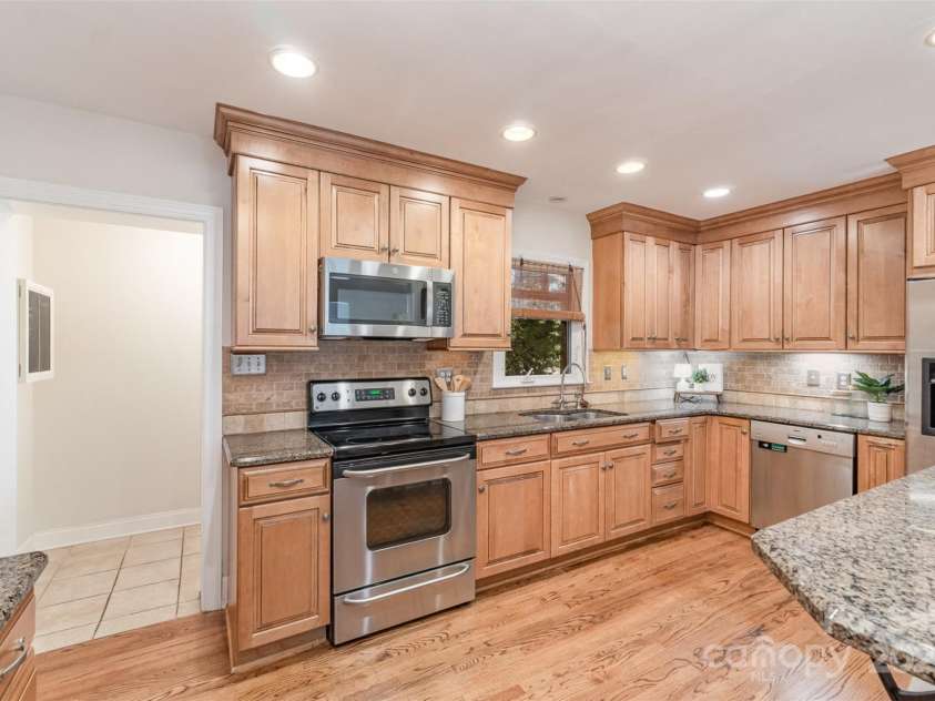 4712 Lamont Drive, Charlotte, NC 28210.  MLS# CAR4277423, YatesRealty ID 28475. Kitchen
