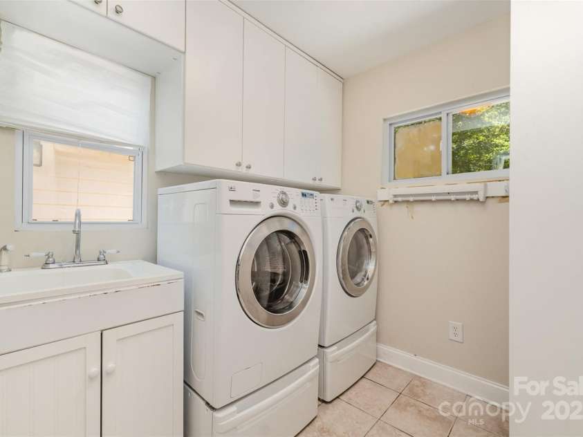 4712 Lamont Drive, Charlotte, NC 28210.  MLS# CAR4277423, YatesRealty ID 28475. Laundry and Mud Room
