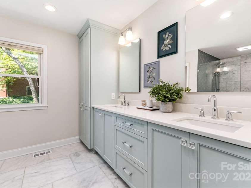 4712 Lamont Drive, Charlotte, NC 28210.  MLS# CAR4277423, YatesRealty ID 28475. Primary Bathroom