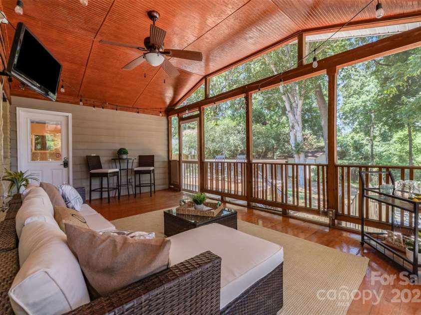 4712 Lamont Drive, Charlotte, NC 28210.  MLS# CAR4277423, YatesRealty ID 28475. Screened Porch