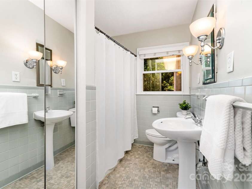 4712 Lamont Drive, Charlotte, NC 28210.  MLS# CAR4277423, YatesRealty ID 28475. Secondary Full Bathroom