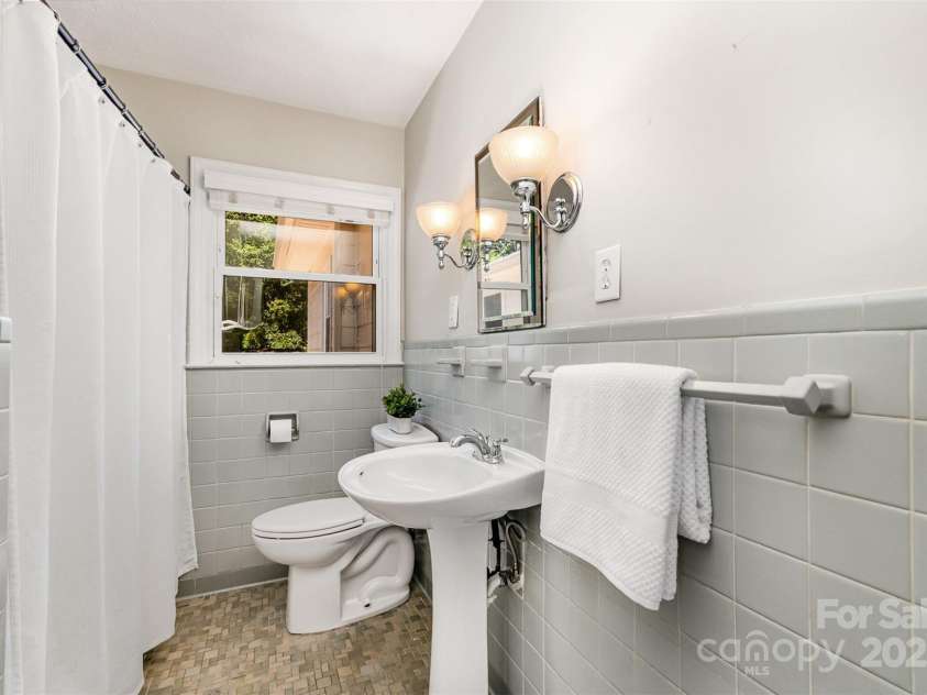 4712 Lamont Drive, Charlotte, NC 28210.  MLS# CAR4277423, YatesRealty ID 28475. Secondary Full Bathroom