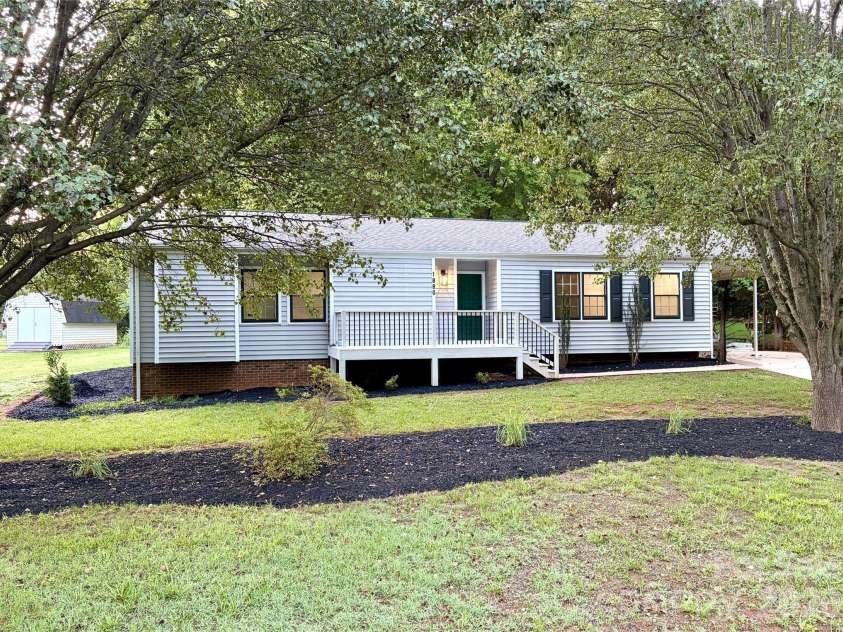 1880 Woodridge Circle, Hickory, NC 28602.  MLS# CAR4389605, YatesRealty ID 28477. 