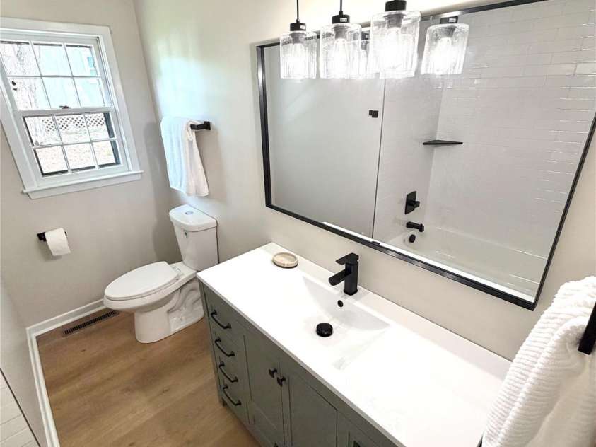1880 Woodridge Circle, Hickory, NC 28602.  MLS# CAR4389605, YatesRealty ID 28477. Bathroom