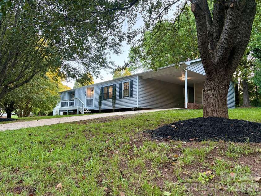 1880 Woodridge Circle, Hickory, NC 28602.  MLS# CAR4389605, YatesRealty ID 28477. Front lawn