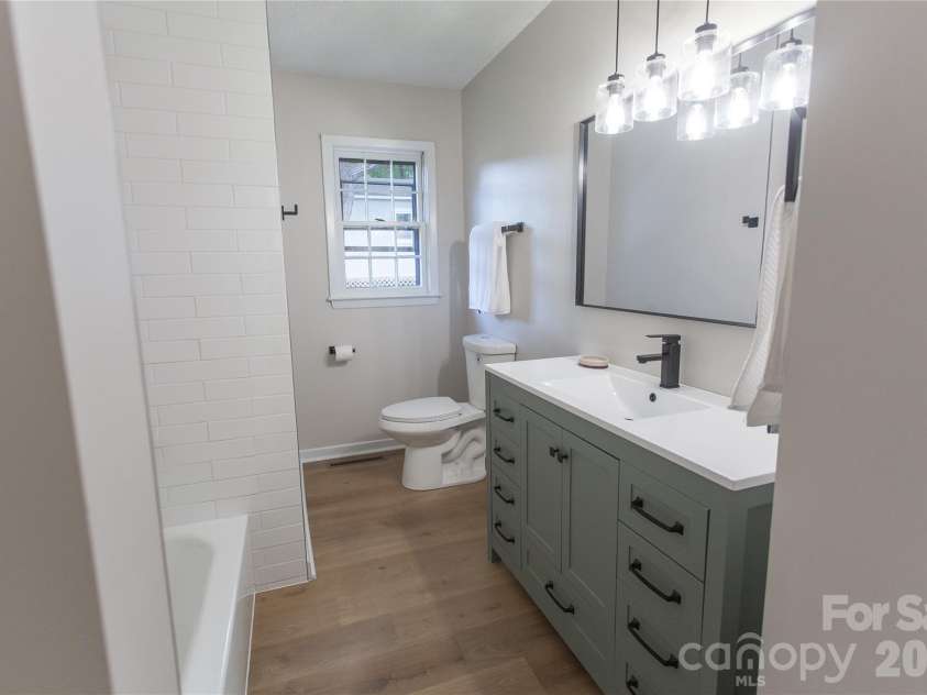 1880 Woodridge Circle, Hickory, NC 28602.  MLS# CAR4389605, YatesRealty ID 28477. Hall bath