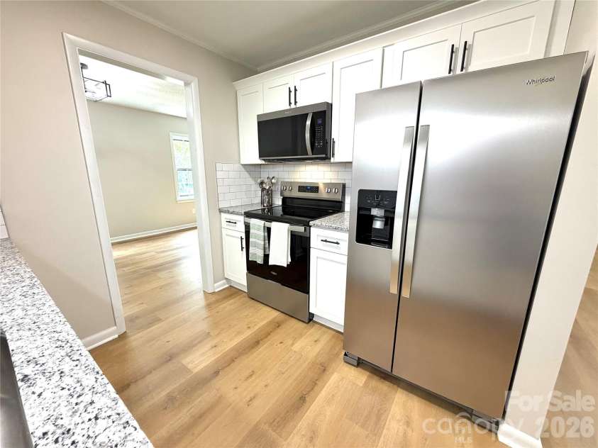 1880 Woodridge Circle, Hickory, NC 28602.  MLS# CAR4389605, YatesRealty ID 28477. Kitchen