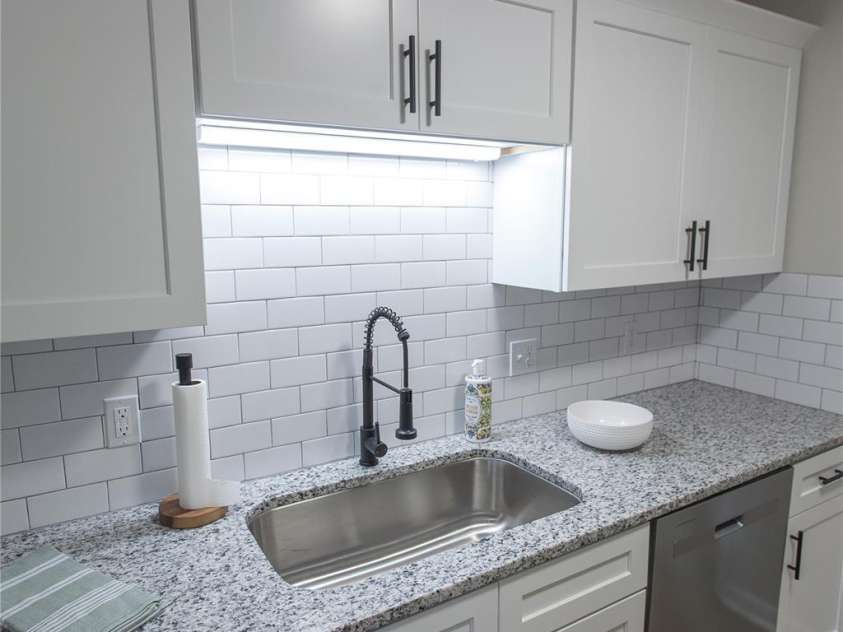 1880 Woodridge Circle, Hickory, NC 28602.  MLS# CAR4389605, YatesRealty ID 28477. Kitchen with granite countertops