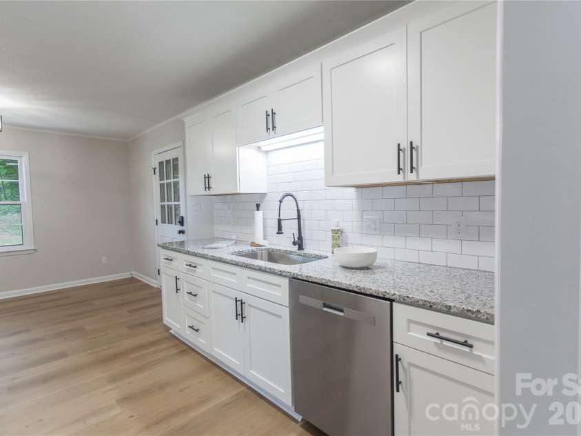 1880 Woodridge Circle, Hickory, NC 28602.  MLS# CAR4389605, YatesRealty ID 28477. Kitchen with new appliances
