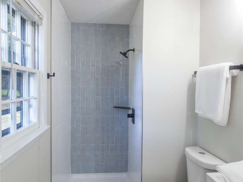 1880 Woodridge Circle, Hickory, NC 28602.  MLS# CAR4389605, YatesRealty ID 28477. Primary bath