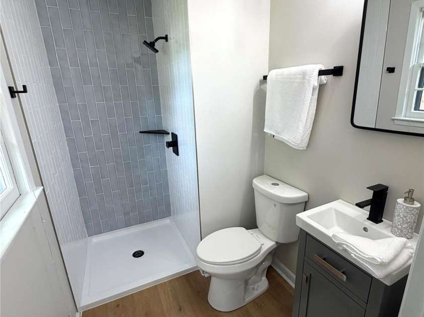 1880 Woodridge Circle, Hickory, NC 28602.  MLS# CAR4389605, YatesRealty ID 28477. Primary Bathroom