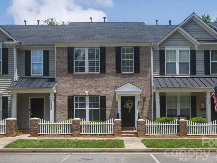 1620 Chamberside Drive, Rock Hill, SC 29730.  MLS# CAR4386425, YatesRealty ID 28479. 