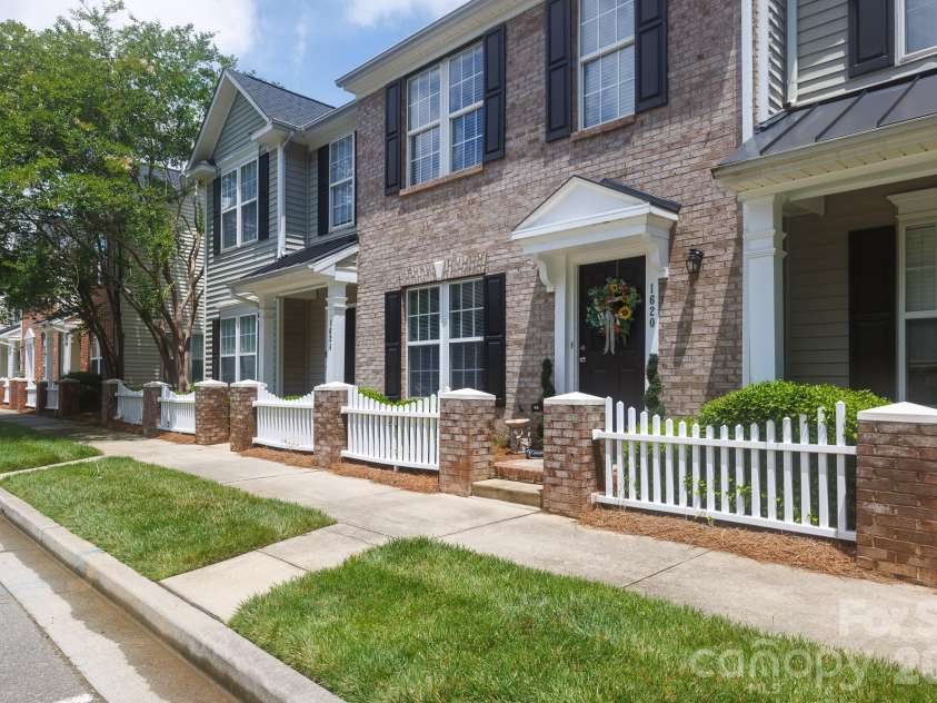 1620 Chamberside Drive, Rock Hill, SC 29730.  MLS# CAR4386425, YatesRealty ID 28479. 