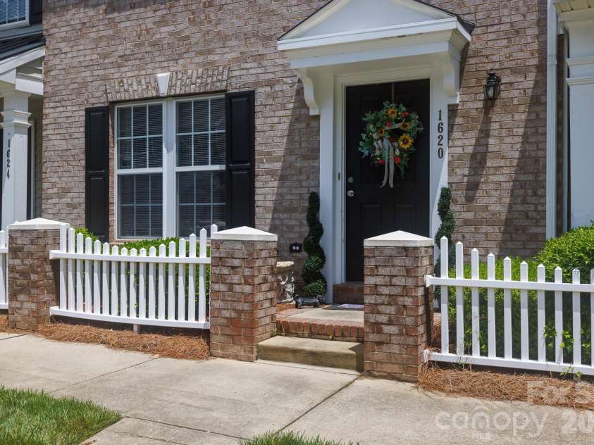 1620 Chamberside Drive, Rock Hill, SC 29730.  MLS# CAR4386425, YatesRealty ID 28479. 
