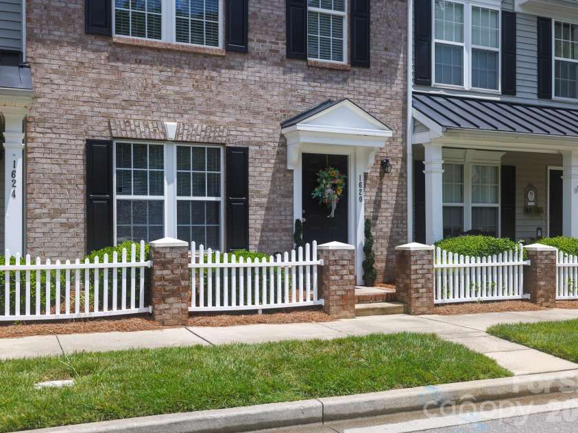 1620 Chamberside Drive, Rock Hill, SC 29730.  MLS# CAR4386425, YatesRealty ID 28479. 