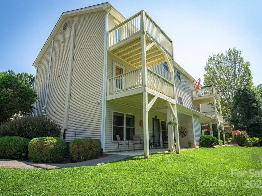 15 Krista Circle, Candler, NC 28715.  MLS# CAR4279361, YatesRealty ID 28481. 