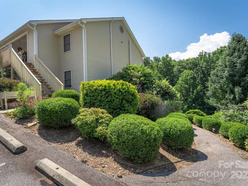 15 Krista Circle, Candler, NC 28715.  MLS# CAR4279361, YatesRealty ID 28481. 