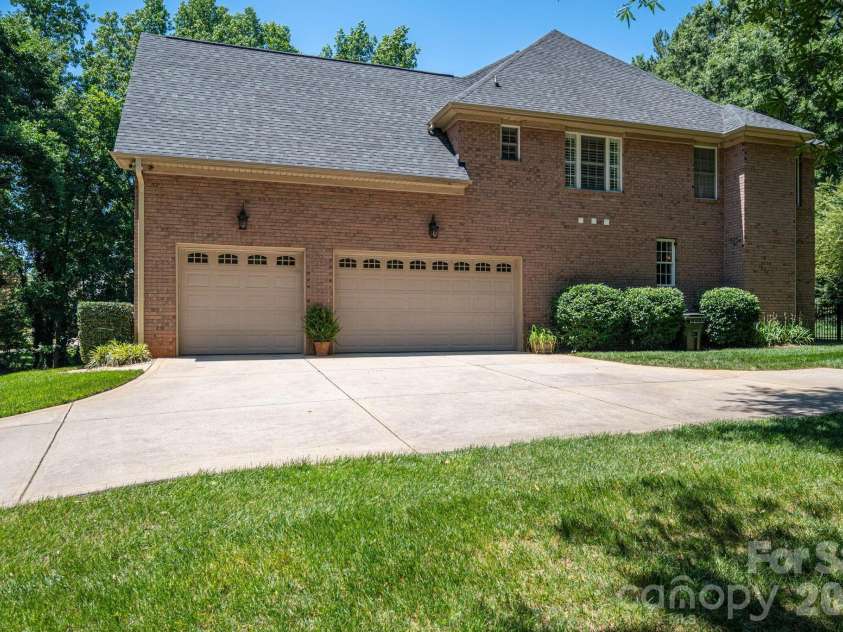 4608 Water Oak Drive, Lake Wylie, SC 29710.  MLS# CAR4376254, YatesRealty ID 28481. 