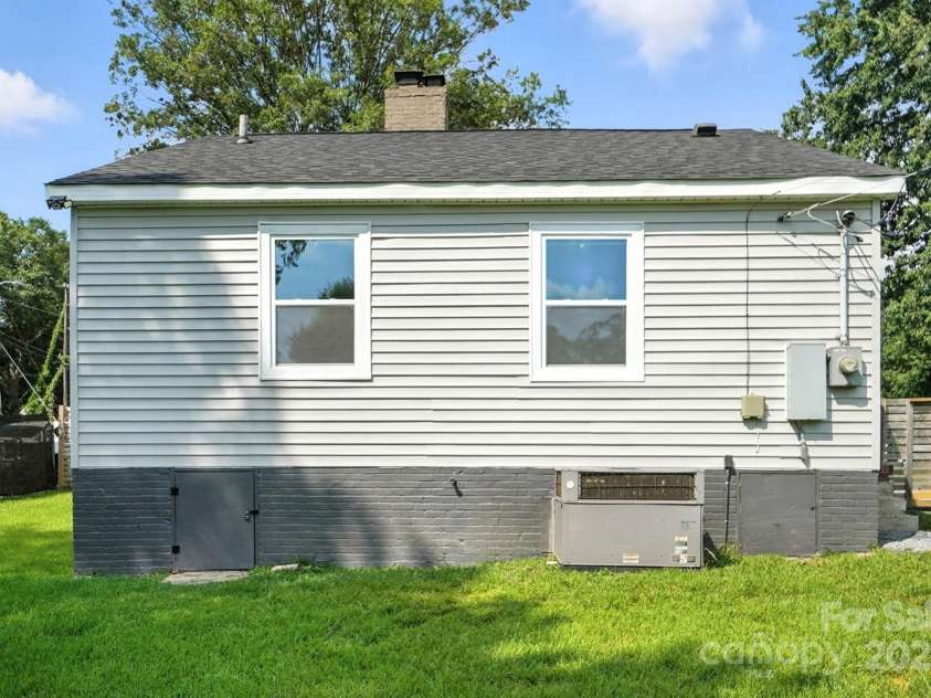 2437 Remount Road, Charlotte, NC 28208.  MLS# CAR4282284, YatesRealty ID 28482. 