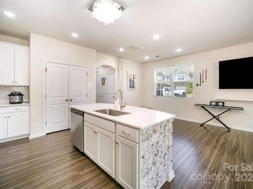 6005 Chelsea Oaks Ridge, Tega Cay, SC 29708.  MLS# CAR4282577, YatesRealty ID 28483. 