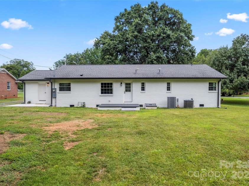 1420 Lakedell Drive, Charlotte, NC 28215.  MLS# CAR4283100, YatesRealty ID 28489. 