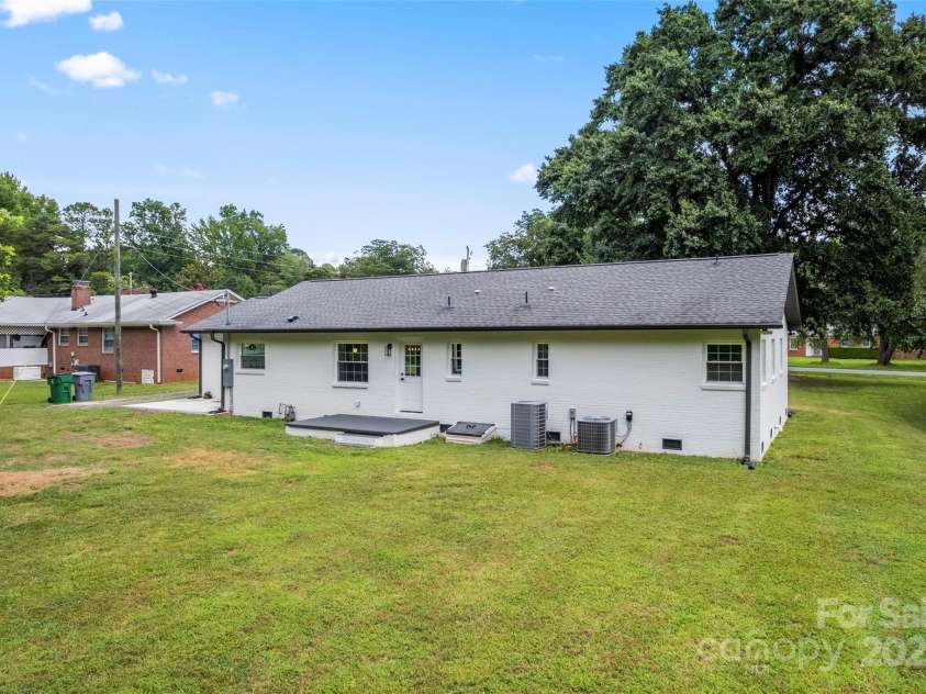 1420 Lakedell Drive, Charlotte, NC 28215.  MLS# CAR4283100, YatesRealty ID 28489. 