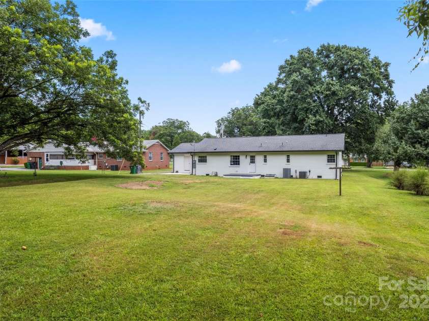 1420 Lakedell Drive, Charlotte, NC 28215.  MLS# CAR4283100, YatesRealty ID 28489. 