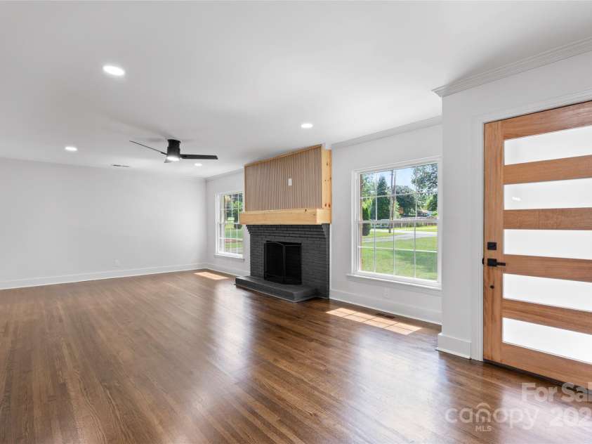 1420 Lakedell Drive, Charlotte, NC 28215.  MLS# CAR4283100, YatesRealty ID 28489. 