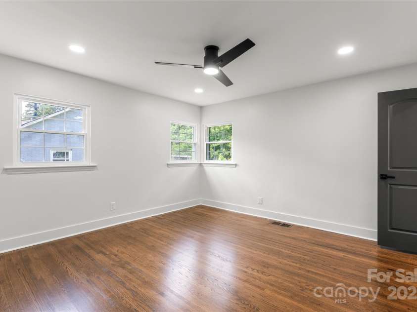 1420 Lakedell Drive, Charlotte, NC 28215.  MLS# CAR4283100, YatesRealty ID 28489. 