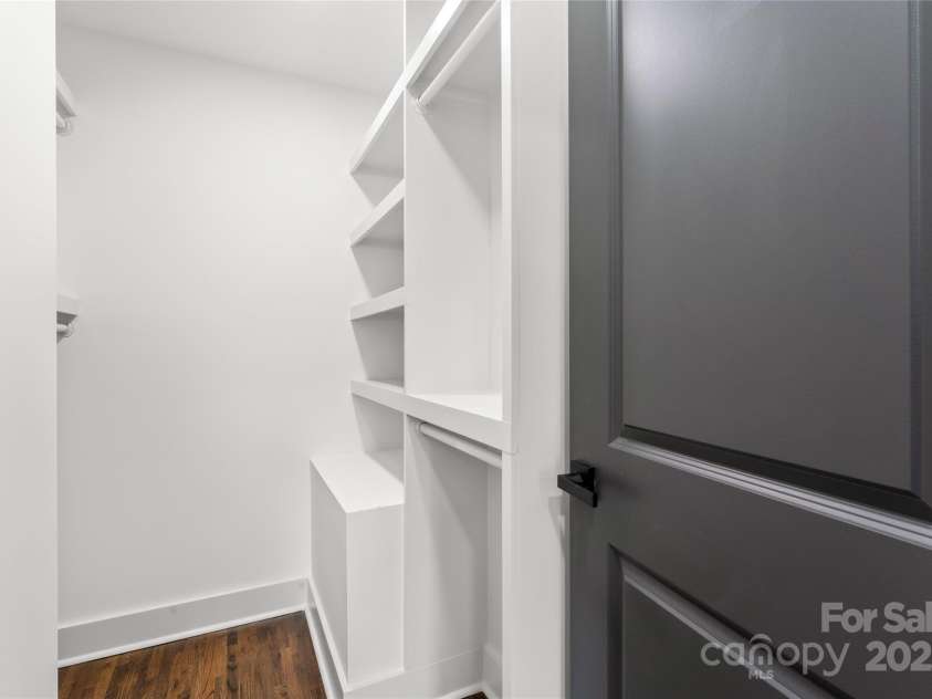 1420 Lakedell Drive, Charlotte, NC 28215.  MLS# CAR4283100, YatesRealty ID 28489. 