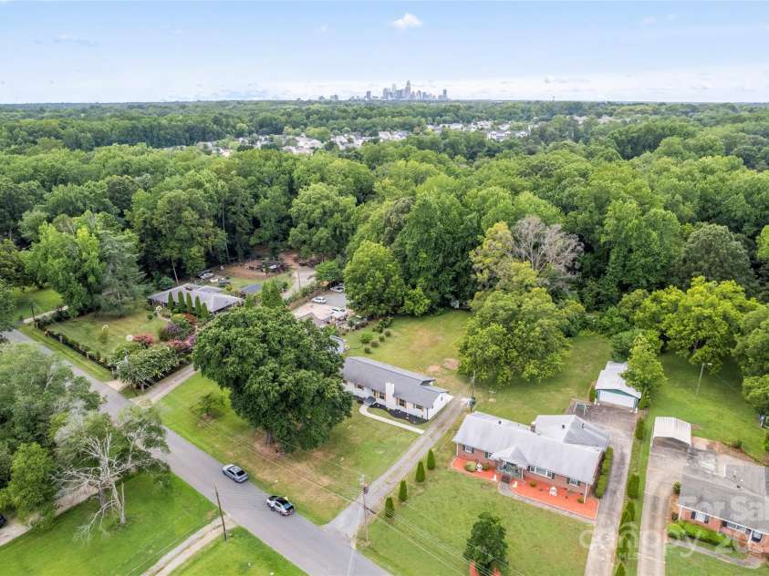 1420 Lakedell Drive, Charlotte, NC 28215.  MLS# CAR4283100, YatesRealty ID 28489. 