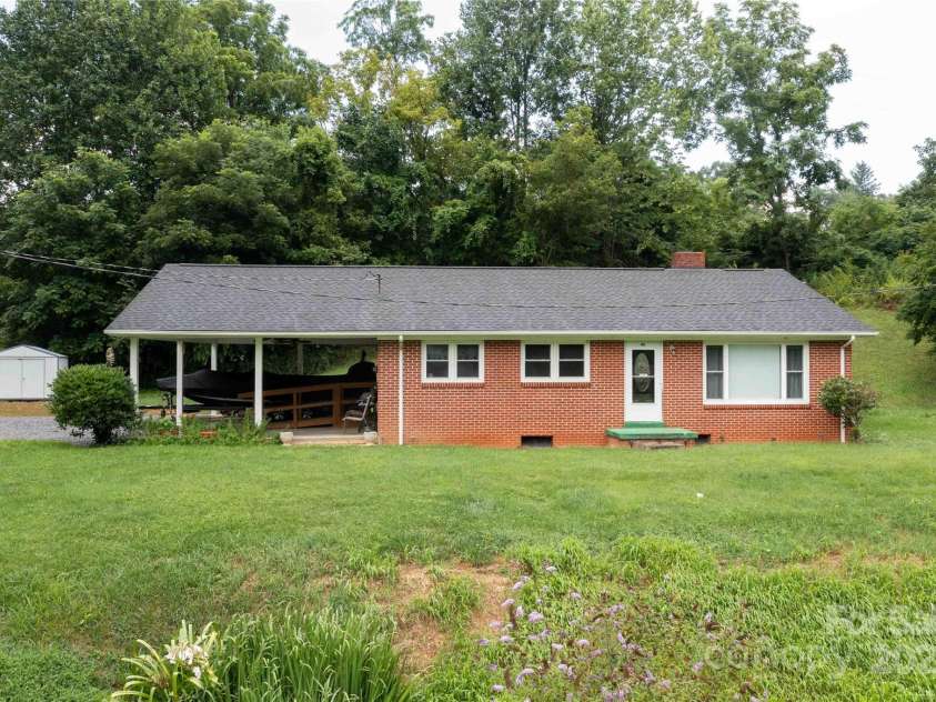 40 Double Island Road, Burnsville, NC 28714.  MLS# CAR4282479, YatesRealty ID 28496. 