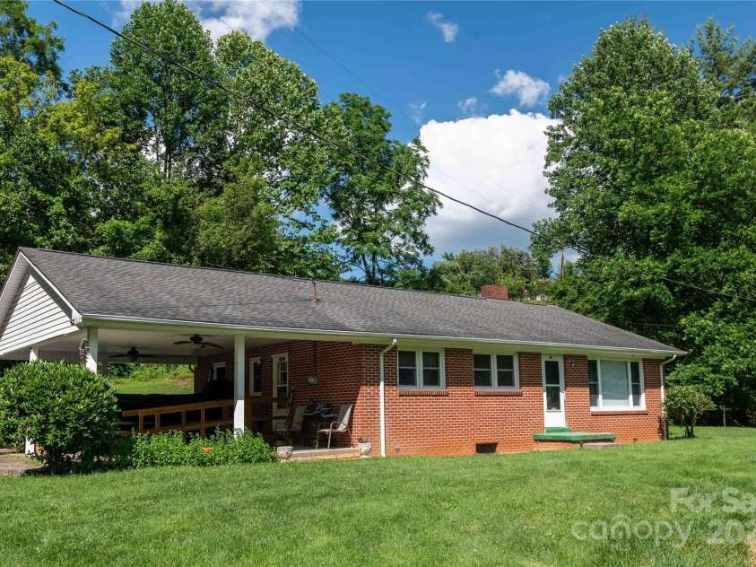 40 Double Island Road, Burnsville, NC 28714.  MLS# CAR4282479, YatesRealty ID 28496. 