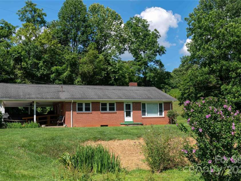 40 Double Island Road, Burnsville, NC 28714.  MLS# CAR4282479, YatesRealty ID 28496. 