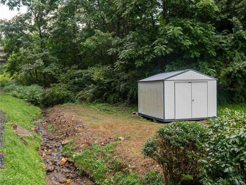 40 Double Island Road, Burnsville, NC 28714.  MLS# CAR4282479, YatesRealty ID 28496. 