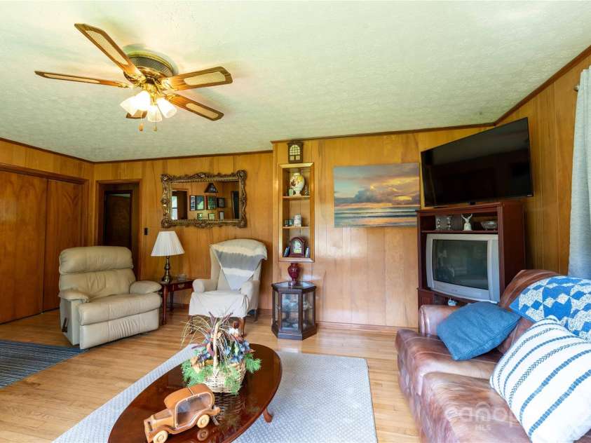 40 Double Island Road, Burnsville, NC 28714.  MLS# CAR4282479, YatesRealty ID 28496. 